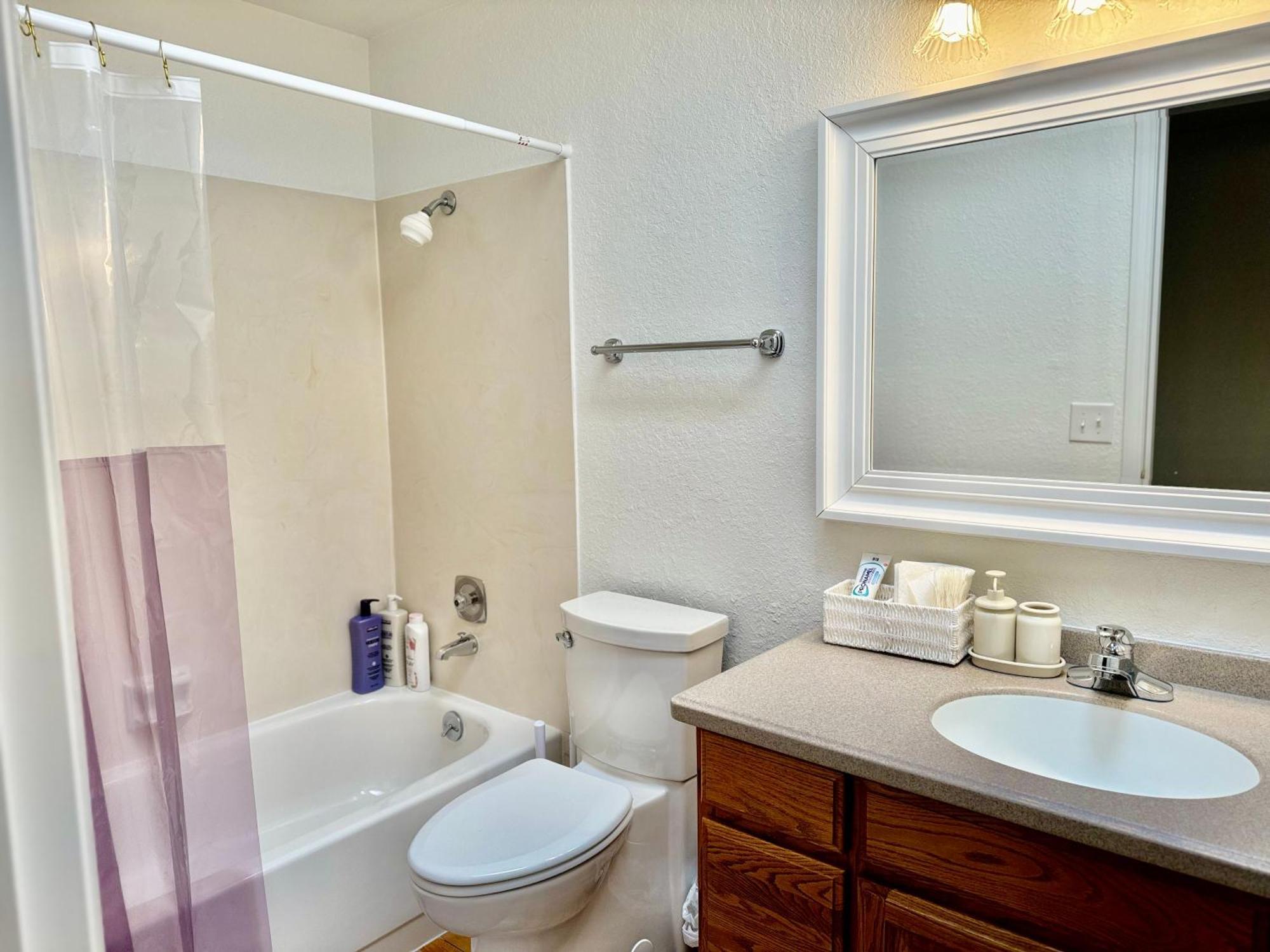 Besa Homestay Near Beach And Seatac Airport - Shared Bathroom With Max 2 Guests Des Moines Buitenkant foto